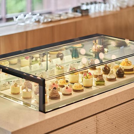 Hotel Royal Chiao Hsi Цзяосі Екстер'єр фото A pastry display case