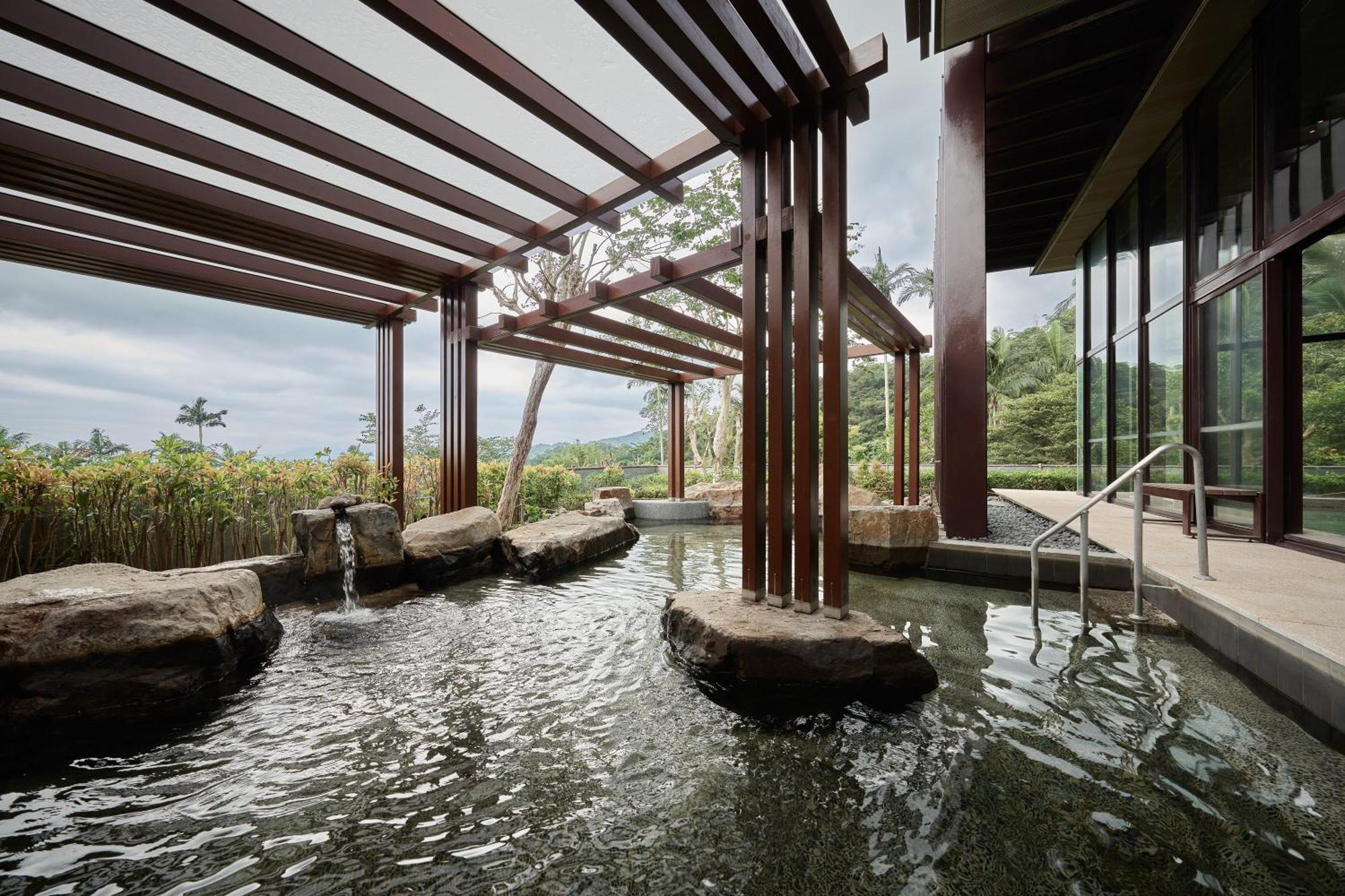 Hotel Royal Chiao Hsi Цзяосі Екстер'єр фото A modern onsen in Japan