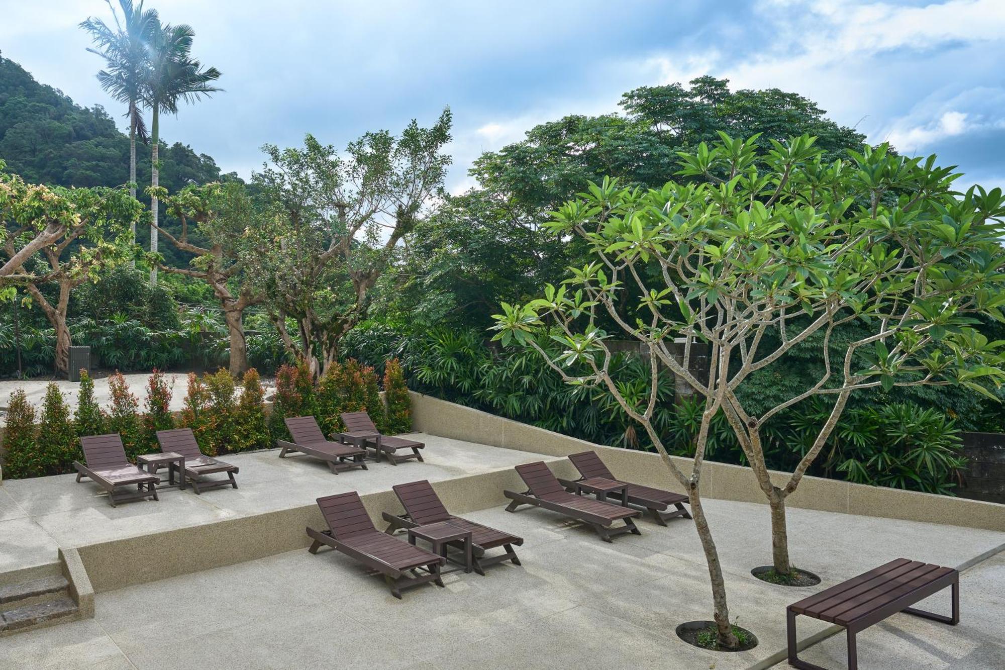 Hotel Royal Chiao Hsi Цзяосі Екстер'єр фото The resort's pool deck